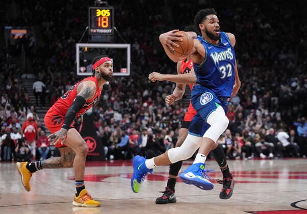 March 30, 2022, TORONTO, ON, CANADA: Minnesota Timberwolves centre Karl-Anthony Towns (32) drives past Toronto Raptors guard Gary Trent Jr. (33) during second half NBA, Basketball Herren, USA basketball action in Toronto, Wednesday, March 30, 2022. Canada News - March 30, 2022 - ZUMAc35_ 20220330_zaf_c35_167 Copyright: xNathanxDenettex