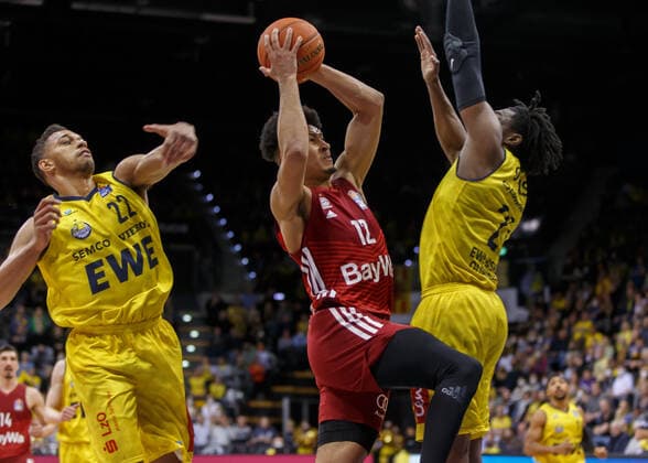 Oldenburg, Niedersachsen, DEU, 02.04.2022, Jason George (Mitte, FC Bayern Basketball), TJ Holyfield (links, EWE Baskets Oldenburg) und Tai Odiase (rechts, EWE Baskets Oldenburg). EWE Baskets Oldenburg vs. FC Bayern Basketball. 1. Basketball-Bundesliga Saison 2021 2022, 28. Spieltag, Grosse EWE Arena. EWE Baskets Oldenburg vs. FC Bayern Basketball