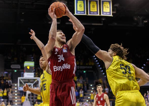 Oldenburg, Niedersachsen, DEU, 02.04.2022, Gavin Schilling (Mitte, FC Bayern Basketball), Reggie Lynch (rechts, EWE Baskets Oldenburg) und TJ Holyfield (links, EWE Baskets Oldenburg). EWE Baskets Oldenburg vs. FC Bayern Basketball. 1. Basketball-Bundesliga Saison 2021 2022, 28. Spieltag, Grosse EWE Arena. EWE Baskets Oldenburg vs. FC Bayern Basketball