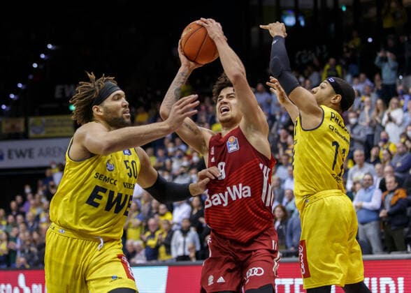 Oldenburg, Niedersachsen, DEU, 02.04.2022, Joshua Obiesie (Mitte, FC Bayern Basketball), Reggie Lynch (links, EWE Baskets Oldenburg) und Phil Pressey (rechts, EWE Baskets Oldenburg). EWE Baskets Oldenburg vs. FC Bayern Basketball. 1. Basketball-Bundesliga Saison 2021 2022, 28. Spieltag, Grosse EWE Arena. EWE Baskets Oldenburg vs. FC Bayern Basketball