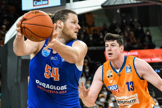 GER, BBL, ratiopharm Ulm vs Syntainics MBC 02.04.2022, ratiopharm arena, Neu-Ulm, GER, BBL, ratiopharm Ulm vs Syntainics MBC, im Bild John Bryant (Syntainics, 54), Nicolas Bretzel (Ulm, 13)