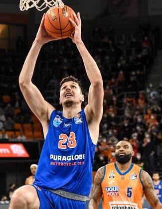 GER, BBL, ratiopharm Ulm vs Syntainics MBC 02.04.2022, ratiopharm arena, Neu-Ulm, GER, BBL, ratiopharm Ulm vs Syntainics MBC, im Bild Goran Huskic (Syntainics, 23) punktet, Sean Evans (Ulm, 5)