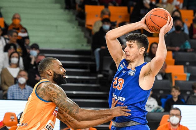 GER, BBL, ratiopharm Ulm vs Syntainics MBC 02.04.2022, ratiopharm arena, Neu-Ulm, GER, BBL, ratiopharm Ulm vs Syntainics MBC, im Bild Sean Evans (Ulm, 5), Goran Huskic (Syntainics, 23)
