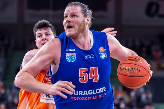 John Bryant (54, Syntainics MBC) setzt sich gegen Nicolas Bretzel (13, Ratiopharm Ulm) durch GER, Basketball, easyCredit Basketball Bundesliga, Spieltag 28, Ratiopharm Ulm vs Syntainics MBC, 02.04.2022, GER, Basketball, easyCredit Basketball Bundesliga, Spieltag 28, Ratiopharm Ulm vs Syntainics MBC, 02.04.2022 Neu-Ulm Copyright: xEibner-Pressefotox EP_FWF
