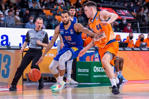 Jamel Morris (20, Syntainics MBC) im Dribbling gegen Fedor Zugic (44, Ratiopharm Ulm) GER, Basketball, easyCredit Basketball Bundesliga, Spieltag 28, Ratiopharm Ulm vs Syntainics MBC, 02.04.2022, GER, Basketball, easyCredit Basketball Bundesliga, Spieltag 28, Ratiopharm Ulm vs Syntainics MBC, 02.04.2022 Neu-Ulm Copyright: xEibner-Pressefotox EP_FWF