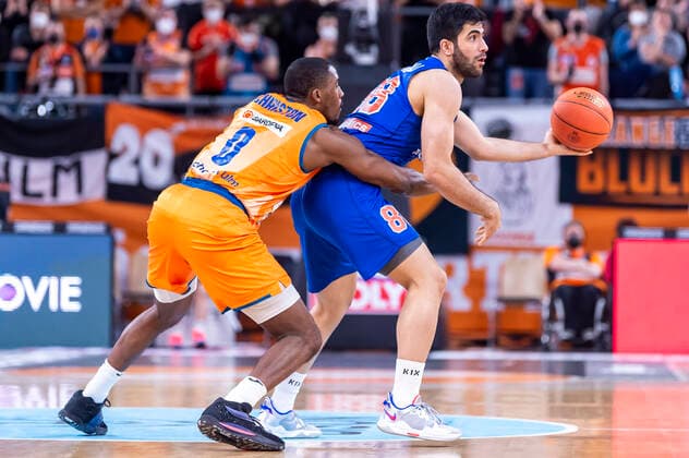 Behnam Yakhchali (88, Syntainics MBC) mit Semaj Christon (0, Ratiopharm Ulm) GER, Basketball, easyCredit Basketball Bundesliga, Spieltag 28, Ratiopharm Ulm vs Syntainics MBC, 02.04.2022, GER, Basketball, easyCredit Basketball Bundesliga, Spieltag 28, Ratiopharm Ulm vs Syntainics MBC, 02.04.2022 Neu-Ulm Copyright: xEibner-Pressefotox EP_FWF