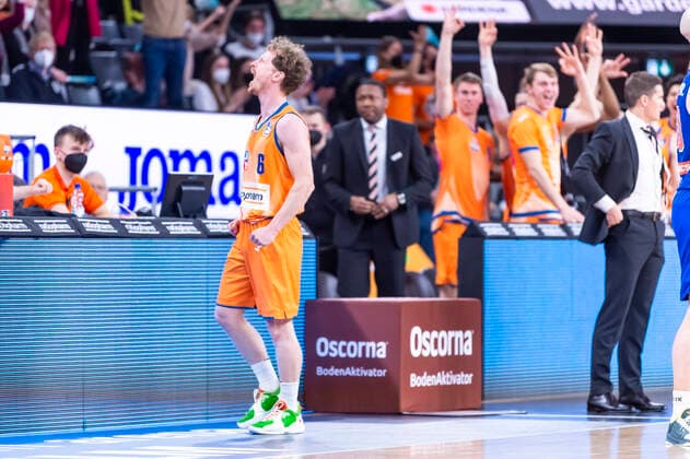 Per Guenther (6, Ratiopharm Ulm) nach seinem Punkt Sekunden vor der Halbzeitpause GER, Basketball, easyCredit Basketball Bundesliga, Spieltag 28, Ratiopharm Ulm vs Syntainics MBC, 02.04.2022, GER, Basketball, easyCredit Basketball Bundesliga, Spieltag 28, Ratiopharm Ulm vs Syntainics MBC, 02.04.2022 Neu-Ulm Copyright: xEibner-Pressefotox EP_FWF
