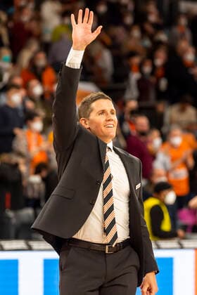 Jaka Lakovic (Headcoach, Ratiopharm Ulm) winkt den Fans nach dem Heimsieg GER, Basketball, easyCredit Basketball Bundesliga, Spieltag 28, Ratiopharm Ulm vs Syntainics MBC, 02.04.2022, GER, Basketball, easyCredit Basketball Bundesliga, Spieltag 28, Ratiopharm Ulm vs Syntainics MBC, 02.04.2022 Neu-Ulm Copyright: xEibner-Pressefotox EP_FWF