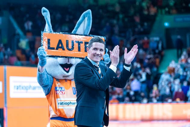 Jaka Lakovic (Headcoach, Ratiopharm Ulm) applaudiert der Fankurve nach dem Heimsieg mit Maskottchen Spass GER, Basketball, easyCredit Basketball Bundesliga, Spieltag 28, Ratiopharm Ulm vs Syntainics MBC, 02.04.2022, GER, Basketball, easyCredit Basketball Bundesliga, Spieltag 28, Ratiopharm Ulm vs Syntainics MBC, 02.04.2022 Neu-Ulm Copyright: xEibner-Pressefotox EP_FWF