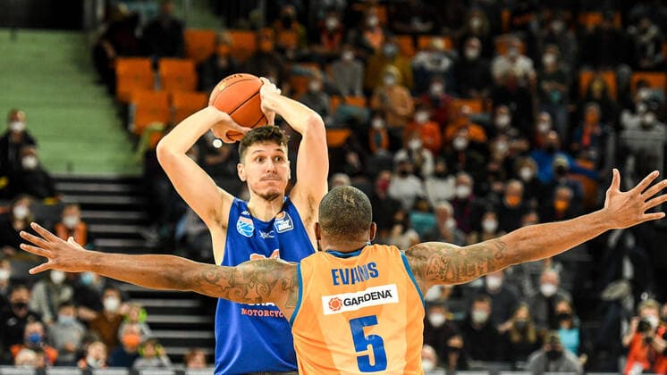 GER, BBL, ratiopharm Ulm vs Syntainics MBC 02.04.2022, ratiopharm arena, Neu-Ulm, GER, BBL, ratiopharm Ulm vs Syntainics MBC, im Bild Goran Huskic (Syntainics, 23), Sean Evans (Ulm, 5)
