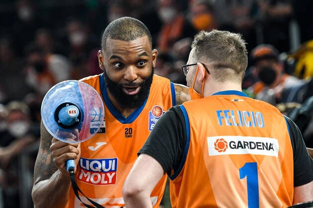 GER, BBL, ratiopharm Ulm vs Syntainics MBC 02.04.2022, ratiopharm arena, Neu-Ulm, GER, BBL, ratiopharm Ulm vs Syntainics MBC, im Bild Sean Evans (Ulm, 5) feiert mit den Fans, HUMBA,
