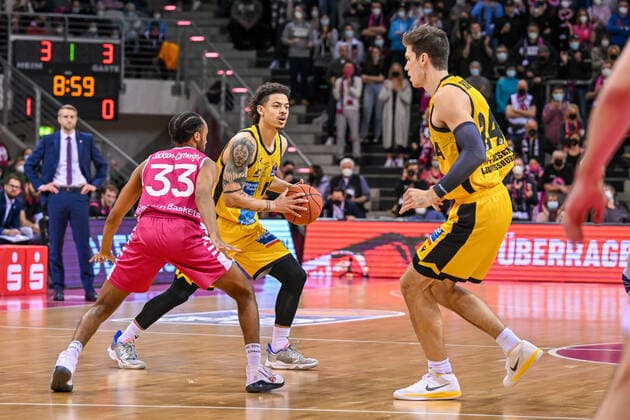 easyCredit BBL, Telekom Baskets Bonn vs. MHP RIESEN Ludwigsburg, 02.04.2022 Jonah Radebaugh (MHP RIESEN Ludwigsburg, 12), Ethan Happ (MHP RIESEN Ludwigsburg, 24), Parker Jackson-Cartwright (Telekom Baskets Bonn, 33), easyCredit BBL, Telekom Baskets Bonn vs. MHP RIESEN Ludwigsburg am 02.04.2022 im Telekom Dome, Bonn (Nordrhein-Westfalen) Copyright: xBEAUTIFULxSPORTS Mueller-Laschetx