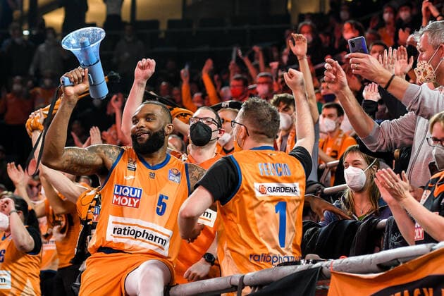 GER, BBL, ratiopharm Ulm vs Syntainics MBC 02.04.2022, ratiopharm arena, Neu-Ulm, GER, BBL, ratiopharm Ulm vs Syntainics MBC, im Bild Sean Evans (Ulm, 5) feiert mit den Fans, HUMBA,
