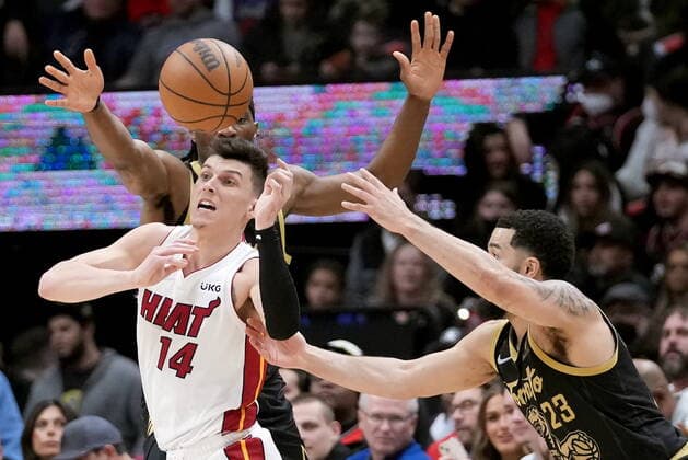 April 3, 2022, TORONTO, ON, CANADA: Miami Heat guard Tyler Herro (14) vies for a loose ball with Toronto Raptors guard Fred VanVleet (23) and teammate Precious Achiuwa (5) during first half NBA, Basketball Herren, USA basketball action in Toronto, Sunday, April 3, 2022. Canada News - April 3, 2022 - ZUMAc35_ 20220403_zaf_c35_098 Copyright: xNathanxDenettex