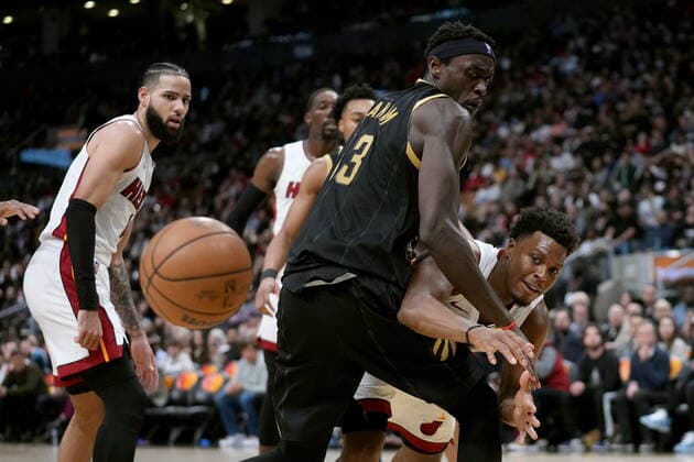 April 3, 2022, TORONTO, ON, CANADA: Miami Heat guard Kyle Lowry (7) loses the ball as Toronto Raptors forward Pascal Siakam (43) looks on during second half NBA, Basketball Herren, USA basketball action in Toronto, Sunday, April 3, 2022. Canada News - April 3, 2022 - ZUMAc35_ 20220403_zaf_c35_195 Copyright: xNathanxDenettex