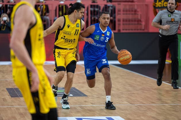 Erol Ersek (Tigers Tuebingen, 11) Nils Owen Schmitz (PS Karlsruhe Lions, 03) Tigers Tuebingen vs. PS Karlsruhe Lions, 2. Basketball Bundesliga, Pro A, Barmer 2 Basketball, 30. Spieltag , Spielzeit 2021 2022, 04.04.2022 Tigers Tuebingen vs. PS Karlsruhe Lions, 2. Basketball Bundesliga, Pro A, Barmer 2 Basketball, 30. Spieltag , Spielzeit 2021 2022, 04.04.2022 Tuebingen Copyright: xNinaxSanderx xEibnerxPressefotox EP_NSR