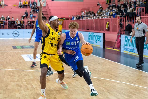 Isaiah Crawley (Tigers Tuebingen, 53) Leo Anthony Behrend (PS Karlsruhe Lions, 15) Tigers Tuebingen vs. PS Karlsruhe Lions, 2. Basketball Bundesliga, Pro A, Barmer 2 Basketball, 30. Spieltag , Spielzeit 2021 2022, 04.04.2022 Tigers Tuebingen vs. PS Karlsruhe Lions, 2. Basketball Bundesliga, Pro A, Barmer 2 Basketball, 30. Spieltag , Spielzeit 2021 2022, 04.04.2022 Tuebingen Copyright: xNinaxSanderx xEibnerxPressefotox EP_NSR