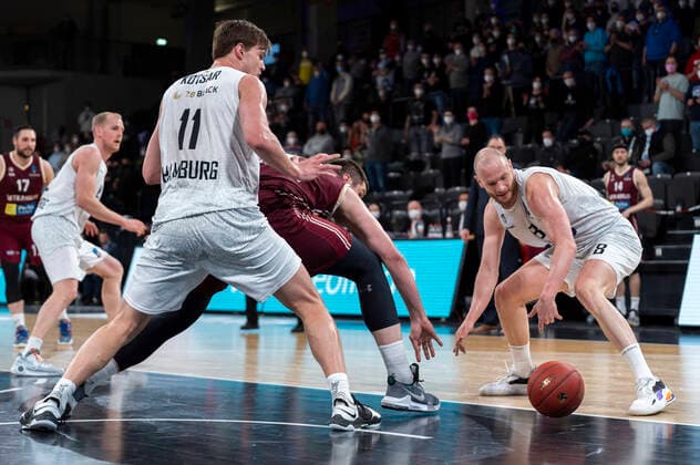 Gediminas Oreik (Lietkabelis Panevezys 17) gegen Robin Christen (Hamburg Towers 8) und Maik Kotsar (Hamburg Towers 11) Hamburg Towers vs. Lietkabelis Panevezys, Basketball, Eurocup, Gruppenphase, Spieltag 13, Saison 2021 2022, 04.04.2022 Marcel von Fehrn Hamburg Towers vs. Lietkabelis Panevezys, Basketball, Eurocup, Gruppenphase, Spieltag 13, Saison 2021 2022, 04.04.2022 Hamburg Copyright: xEibnerxPressefoto MarcelxvonxFehrnx EP_MFN