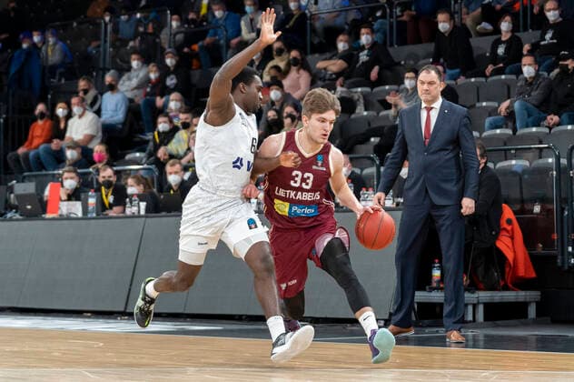 Dovydas Gierdraitis (Lietkabelis Panevezys 33) gegen Osaro Juergen Rich (Hamburg Towers 6) Hamburg Towers vs. Lietkabelis Panevezys, Basketball, Eurocup, Gruppenphase, Spieltag 13, Saison 2021 2022, 04.04.2022 Marcel von Fehrn Hamburg Towers vs. Lietkabelis Panevezys, Basketball, Eurocup, Gruppenphase, Spieltag 13, Saison 2021 2022, 04.04.2022 Hamburg Copyright: xEibnerxPressefoto MarcelxvonxFehrnx EP_MFN