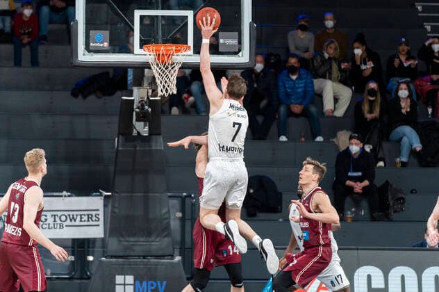 Wurf von Lukas Meisner (Hamburg Towers 7) Hamburg Towers vs. Lietkabelis Panevezys, Basketball, Eurocup, Gruppenphase, Spieltag 13, Saison 2021 2022, 04.04.2022 Marcel von Fehrn Hamburg Towers vs. Lietkabelis Panevezys, Basketball, Eurocup, Gruppenphase, Spieltag 13, Saison 2021 2022, 04.04.2022 Hamburg Copyright: xEibnerxPressefoto MarcelxvonxFehrnx EP_MFN