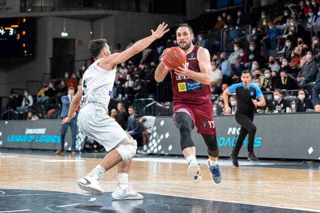 Gediminas Oreik (Lietkabelis Panevezys 17) gegen Max Dileo (Hamburg Towers 3) Hamburg Towers vs. Lietkabelis Panevezys, Basketball, Eurocup, Gruppenphase, Spieltag 13, Saison 2021 2022, 04.04.2022 Marcel von Fehrn Hamburg Towers vs. Lietkabelis Panevezys, Basketball, Eurocup, Gruppenphase, Spieltag 13, Saison 2021 2022, 04.04.2022 Hamburg Copyright: xEibnerxPressefoto MarcelxvonxFehrnx EP_MFN