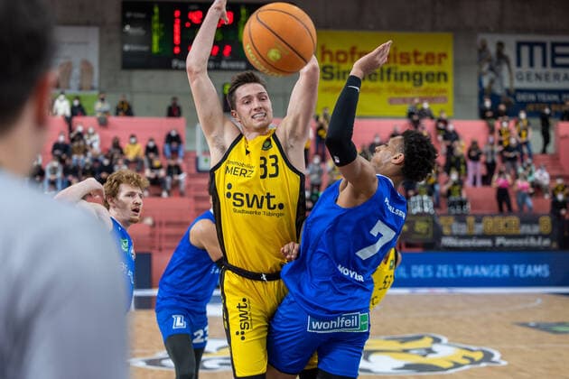 Ryan Mikesell (Tigers Tuebingen, 33) Matthew Moyer (PS Karlsruhe Lions, 07) Tigers Tuebingen vs. PS Karlsruhe Lions, 2. Basketball Bundesliga, Pro A, Barmer 2 Basketball, 30. Spieltag , Spielzeit 2021 2022, 04.04.2022 Tigers Tuebingen vs. PS Karlsruhe Lions, 2. Basketball Bundesliga, Pro A, Barmer 2 Basketball, 30. Spieltag , Spielzeit 2021 2022, 04.04.2022 Tuebingen Copyright: xNinaxSanderx xEibnerxPressefotox EP_NSR