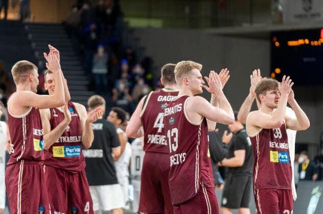 Lietkabelis Panevezys bejubelt Sieg gegen Hamburg Towers Hamburg Towers vs. Lietkabelis Panevezys, Basketball, Eurocup, Gruppenphase, Spieltag 13, Saison 2021 2022, 04.04.2022 Marcel von Fehrn Hamburg Towers vs. Lietkabelis Panevezys, Basketball, Eurocup, Gruppenphase, Spieltag 13, Saison 2021 2022, 04.04.2022 Hamburg Copyright: xEibnerxPressefoto MarcelxvonxFehrnx EP_MFN