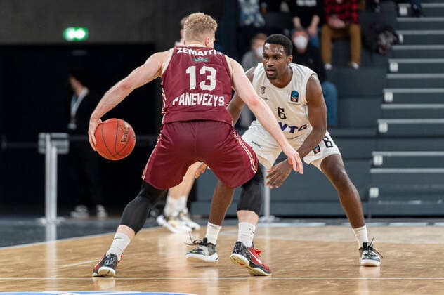 Kristupas Zemaitis (Lietkabelis Panevezys 13) gegen Osaro Juergen Rich (Hamburg Towers 6) Hamburg Towers vs. Lietkabelis Panevezys, Basketball, Eurocup, Gruppenphase, Spieltag 13, Saison 2021 2022, 04.04.2022 Marcel von Fehrn Hamburg Towers vs. Lietkabelis Panevezys, Basketball, Eurocup, Gruppenphase, Spieltag 13, Saison 2021 2022, 04.04.2022 Hamburg Copyright: xEibnerxPressefoto MarcelxvonxFehrnx EP_MFN