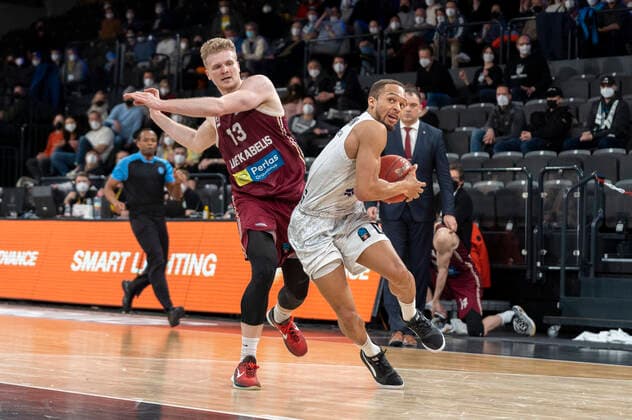 Jaylon Brown (Hamburg Towers 0) gegen Kristupas Zemaitis (Lietkabelis Panevezys 13) Hamburg Towers vs. Lietkabelis Panevezys, Basketball, Eurocup, Gruppenphase, Spieltag 13, Saison 2021 2022, 04.04.2022 Marcel von Fehrn Hamburg Towers vs. Lietkabelis Panevezys, Basketball, Eurocup, Gruppenphase, Spieltag 13, Saison 2021 2022, 04.04.2022 Hamburg Copyright: xEibnerxPressefoto MarcelxvonxFehrnx EP_MFN