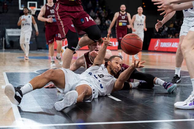 Jaylon Brown (Hamburg Towers 0) liegt nach Foul von Dovydas Gierdraitis (Lietkabelis Panevezys 33) am Boden und wirft den Ball zu Robin Christen (Hamburg Towers 8) (nicht im Bild) Hamburg Towers vs. Lietkabelis Panevezys, Basketball, Eurocup, Gruppenphase, Spieltag 13, Saison 2021 2022, 04.04.2022 Marcel von Fehrn Hamburg Towers vs. Lietkabelis Panevezys, Basketball, Eurocup, Gruppenphase, Spieltag 13, Saison 2021 2022, 04.04.2022 Hamburg Copyright: xEibnerxPressefoto MarcelxvonxFehrnx EP_MFN