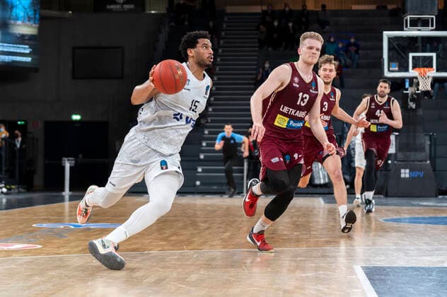 Trevon Bluiett (Hamburg Towers 15) setzt zum Sprung an Hamburg Towers vs. Lietkabelis Panevezys, Basketball, Eurocup, Gruppenphase, Spieltag 13, Saison 2021 2022, 04.04.2022 Marcel von Fehrn Hamburg Towers vs. Lietkabelis Panevezys, Basketball, Eurocup, Gruppenphase, Spieltag 13, Saison 2021 2022, 04.04.2022 Hamburg Copyright: xEibnerxPressefoto MarcelxvonxFehrnx EP_MFN