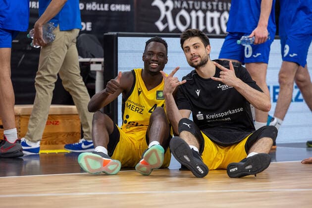 Sport Bilder des Tages Bakary Dibba (Tigers Tuebingen, 44), Mateo Seric (Tigers Tuebingen, 17) Tigers Tuebingen vs. PS Karlsruhe Lions, 2. Basketball Bundesliga, Pro A, Barmer 2 Basketball, 30. Spieltag , Spielzeit 2021 2022, 04.04.2022 Tigers Tuebingen vs. PS Karlsruhe Lions, 2. Basketball Bundesliga, Pro A, Barmer 2 Basketball, 30. Spieltag , Spielzeit 2021 2022, 04.04.2022 Tuebingen Copyright: xNinaxSanderx xEibnerxPressefotox EP_NSR
