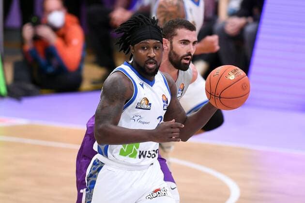 Will Cherry (Skyliners Frankfurt) (am Ball), Harper Kamp (BG Goettingen) (R) , Basketball, Bundesliga, BBL, BG Goettingen - Fraport Skyliners Frankfurt, 06.04.2022, BG Goettingen - Skyliners Frankfurt, Basketball, Bundesliga, GER, BBL, 06.04.2022 Goettingen Copyright: xEibner-Pressefotox-xRolandxSippelx