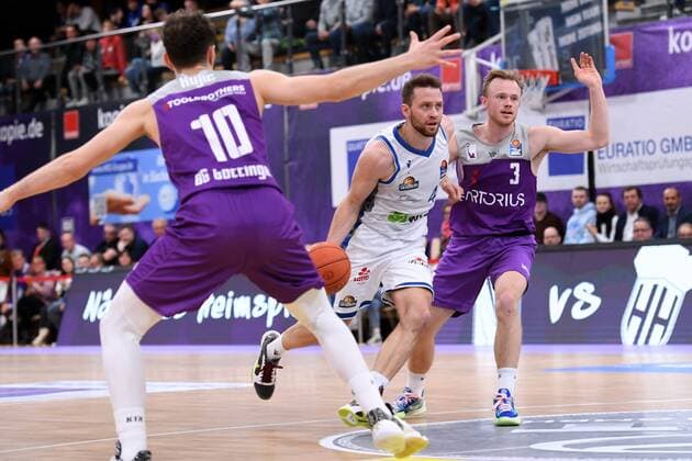 Marcel Ponitka (Skyliners Frankfurt) (am Ball), Harald Frey (BG Goettingen) (R), Haris Hujic (BG Goettingen) (vorne) , Basketball, Bundesliga, BBL, BG Goettingen - Fraport Skyliners Frankfurt, 06.04.2022, BG Goettingen - Skyliners Frankfurt, Basketball, Bundesliga, GER, BBL, 06.04.2022 Goettingen Copyright: xEibner-Pressefotox-xRolandxSippelx