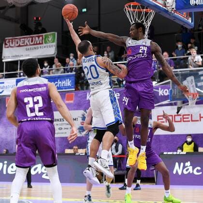 Korbleger von Rasheed Moore (Skyliners Frankfurt), Nate Grimes (BG Goettingen) in der Defense; Stephen Brown Jr. (BG Goettingen) (L) , Basketball, Bundesliga, BBL, BG Goettingen - Fraport Skyliners Frankfurt, 06.04.2022, BG Goettingen - Skyliners Frankfurt, Basketball, Bundesliga, GER, BBL, 06.04.2022 Goettingen Copyright: xEibner-Pressefotox-xRolandxSippelx