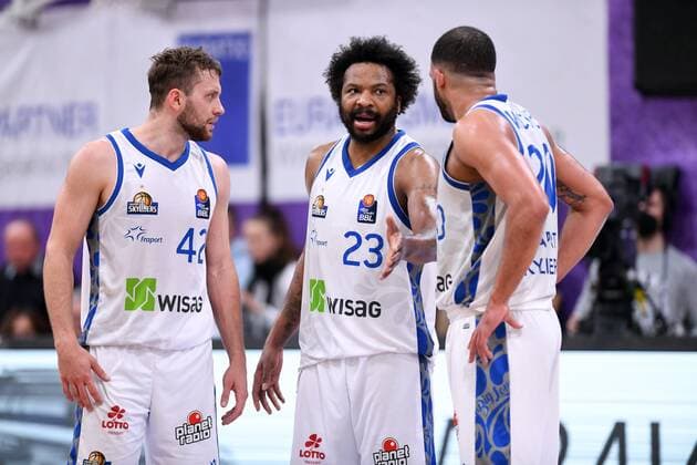 Marcel Ponitka (Skyliners Frankfurt), Quantez Robertson und Rasheed Moore (L-R) , Basketball, Bundesliga, BBL, BG Goettingen - Fraport Skyliners Frankfurt, 06.04.2022, BG Goettingen - Skyliners Frankfurt, Basketball, Bundesliga, GER, BBL, 06.04.2022 Goettingen Copyright: xEibner-Pressefotox-xRolandxSippelx