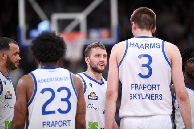 Marcel Ponitka (Skyliners Frankfurt) (M), Rasheed Moore (L), Quantez Robertson (NR 23), Matt Haarms (NR 3) , Basketball, Bundesliga, BBL, BG Goettingen - Fraport Skyliners Frankfurt, 06.04.2022, BG Goettingen - Skyliners Frankfurt, Basketball, Bundesliga, GER, BBL, 06.04.2022 Goettingen Copyright: xEibner-Pressefotox-xRolandxSippelx