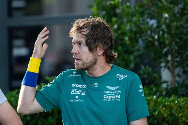 Sebastian Vettel (GER, Aston Martin Aramco Cognizant F1 Team 5) mit Armbinde in den Farben der Flagge der Ukraine, AUS, Formel 1 Grand Prix von Australien, Albert Park Circuit Melbourne, Pre-Events, 07.04.2022 AUS, Formel 1 Grand Prix von Australien, Albert Park Circuit Melbourne, Pre-Events, 07.04.2022 Copyright: xEibner Memmlerx EP_MMR