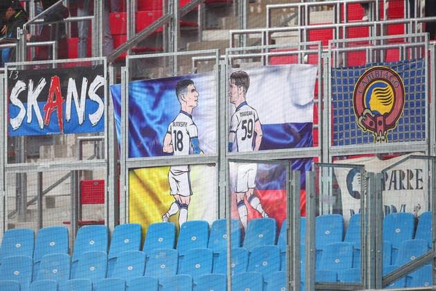 07.04.2022, xtgx, Fussball UEFA European League, RB Leipzig - Atalanta Bergamo emspor, v.l. Plakat der Bergamo Fans. Der Ukrainer Ruslan Malinovskyi (Atalanta Bergamo, 18) und der Russe Aleksey Miranchuk (Atalanta Bergamo, 59) reichen sich die Hand, Symbolfoto, Symbolfoto, Krieg, Frieden, Russland, Ukraine (DFL DFB REGULATIONS PROHIBIT ANY USE OF PHOTOGRAPHS as IMAGE SEQUENCES and or QUASI-VIDEO) Leipzig