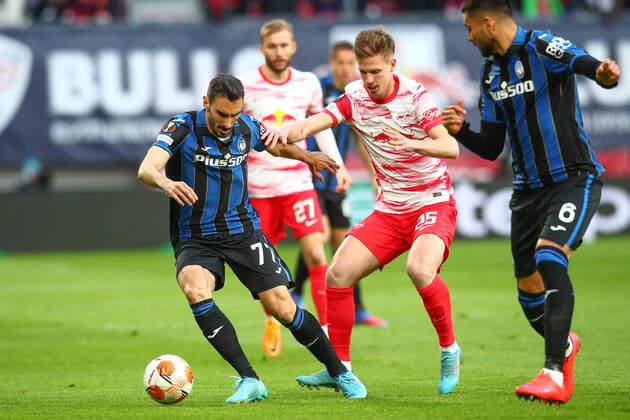 07.04.2022, xtgx, Fussball UEFA European League, RB Leipzig - Atalanta Bergamo emspor, v.l. Davide Zappacosta (Atalanta Bergamo, 77), Dani Olmo (Leipzig, 25) Zweikampf, Duell, Kampf, tackle (DFL DFB REGULATIONS PROHIBIT ANY USE OF PHOTOGRAPHS as IMAGE SEQUENCES and or QUASI-VIDEO) Leipzig
