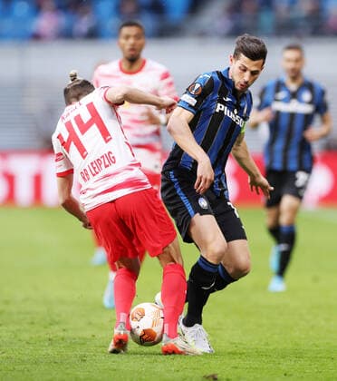 RB Leipzig - Bergamo 07.04.2022 Leipzig, 07.04.2022, Red Bull Arena, Fussball, UEFA Europa League, Viertelfinale , RB Leipzig vs. Atalanta Bergamo , Im Bild von links; Kevin Kampl (44, RB Leipzig), Remo Freuler (11, Bergamo). , UEFA regulations prohibit any use of photographs as image sequences and or quasi-video.