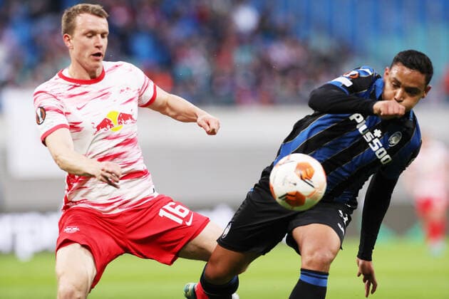 RB Leipzig - Bergamo 07.04.2022 Leipzig, 07.04.2022, Red Bull Arena, Fussball, UEFA Europa League, Viertelfinale , RB Leipzig vs. Atalanta Bergamo , Im Bild von links; Lukas Klostermann (16, RB Leipzig), Luis Muriel (9, Bergamo) . , UEFA regulations prohibit any use of photographs as image sequences and or quasi-video.