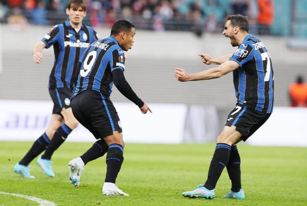 RB Leipzig - Bergamo 07.04.2022 Leipzig, 07.04.2022, Red Bull Arena, Fussball, UEFA Europa League, Viertelfinale , RB Leipzig vs. Atalanta Bergamo , Im Bild; Tor für Atalanta Bergamo. Luis Muriel (9, Bergamo) trifft zum 0:1 und jubelt mit Davide Zappacosta (77, Bergamo). , UEFA regulations prohibit any use of photographs as image sequences and or quasi-video.