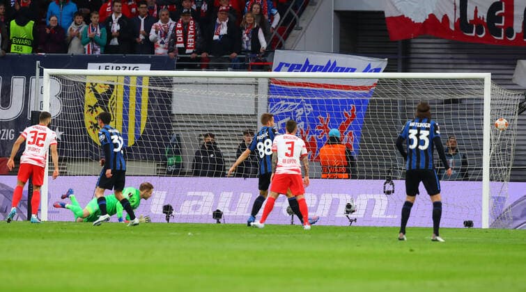 RB Leipzig - Bergamo 07.04.2022 Leipzig, 07.04.2022, Red Bull Arena, Fussball, UEFA Europa League, Viertelfinale , RB Leipzig (GER) vs. Atalanta Bergamo (ITA) , Tor für Atalanta. Im Bild: Luis Muriel (9, Bergamo, nicht im Bild) trifft zum 0:1. , UEFA regulations prohibit any use of photographs as image sequences and or quasi-video ,