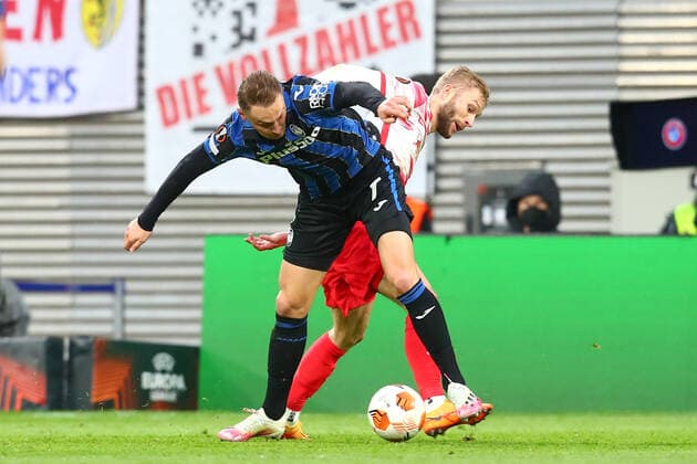 07.04.2022, xtgx, Fussball UEFA European League, RB Leipzig - Atalanta Bergamo emspor, v.l. Teun Koopmeiners (Atalanta Bergamo, 7), Konrad Laimer (Leipzig, 27) Zweikampf, Duell, Kampf, tackle (DFL DFB REGULATIONS PROHIBIT ANY USE OF PHOTOGRAPHS as IMAGE SEQUENCES and or QUASI-VIDEO) Leipzig