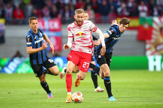 07.04.2022, xtgx, Fussball UEFA European League, RB Leipzig - Atalanta Bergamo emspor, v.l. Konrad Laimer (Leipzig, 27), Marten de Roon (Atalanta Bergamo, 15) Zweikampf, Duell, Kampf, tackle (DFL DFB REGULATIONS PROHIBIT ANY USE OF PHOTOGRAPHS as IMAGE SEQUENCES and or QUASI-VIDEO) Leipzig