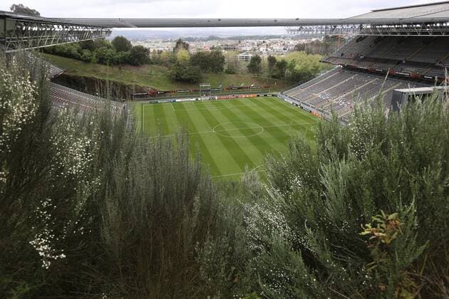 Sport Bilder des Tages Mandatory Credit: Photo by Michael Zemanek Shutterstock (12885087b) A general view of the stadium Braga v Rangers, UEFA Europa League, Quarter Final, First Leg, Football, Estadio Municipal de Braga, Braga, Portugal - 07 Apr 2022 EDITORIAL USE ONLY No use with unauthorised audio, video, data, fixture lists, club league logos or live services. Online in-match use limited to 120 images, no video emulation. No use in betting, games or single club league player publications. Braga v Rangers, UEFA Europa League, Quarter Final, First Leg, Football, Estadio Municipal de Braga, Braga, Portugal - 07 Apr 2022 EDITORIAL USE ONLY No use with unauthorised audio, video, data, fixture lists, club league logos or live services. Online in-match use limited to 120 images, no video emulation. No use in betting, games or single club league player publications. Copyright: xMichaelxZemanek Shutterstockx 12885087b