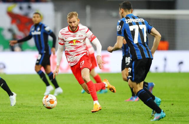 RB Leipzig - Bergamo 07.04.2022 Leipzig, 07.04.2022, Red Bull Arena, Fussball, UEFA Europa League, Viertelfinale , RB Leipzig (GER) vs. Atalanta Bergamo (ITA) , Im Bild v.l.: Konrad Laimer (27, RB Leipzig) und Davide Zappacosta (77, Bergamo) , UEFA regulations prohibit any use of photographs as image sequences and or quasi-video ,