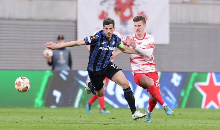 RB Leipzig - Bergamo 07.04.2022 Leipzig, 07.04.2022, Red Bull Arena, Fussball, UEFA Europa League, Viertelfinale , RB Leipzig vs. Atalanta Bergamo , Im Bild von links; Remo Freuler (11, Bergamo), Dani Olmo (25, RB Leipzig). , UEFA regulations prohibit any use of photographs as image sequences and or quasi-video.