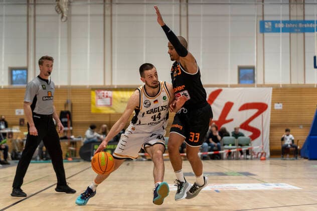 Erik Nyberg (Itzehoe Eagles 44) gegen Chris Frazier (wiha Panthers Schwenningen 33) Itzehoe Eagles vs. wiha Panthers Schwenningen, Basketball, 2. Bundesliga, Hauptrunde, Spieltag 25, Saison 2021 2022, 07.04.2022 Marcel von Fehrn Itzehoe Eagles vs. wiha Panthers Schwenningen, Basketball, 2. Bundesliga, Hauptrunde, Spieltag 25, Saison 2021 2022, 07.04.2022 Brockdorf Copyright: xEibnerxPressefoto MarcelxvonxFehrnx EP_MFN